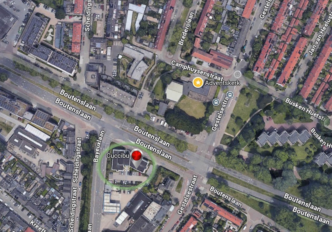 Satellietfoto met daarop de ligging van de parkeerplaats van Cuccibu ten opzichte van de Adventskerk.